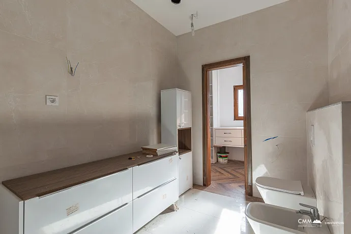 Eine luxuriöse dreistöckige Villa in erster Meereslinie in Kotor